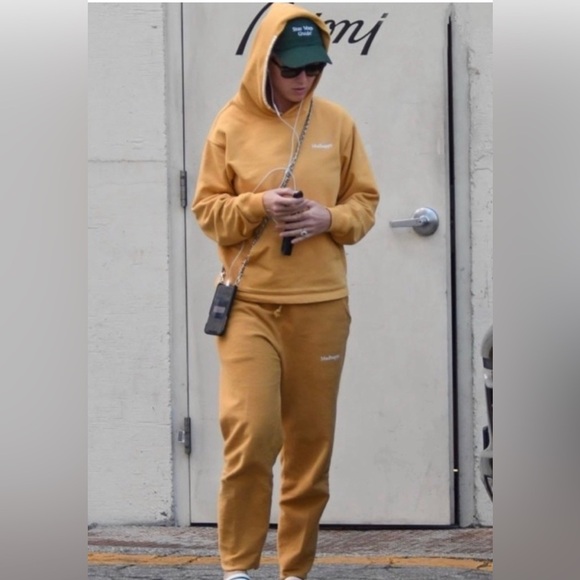 ⭐️Madhappy Classic Universal Sweatpants in Yellow⭐️ - Picture 1 of 5